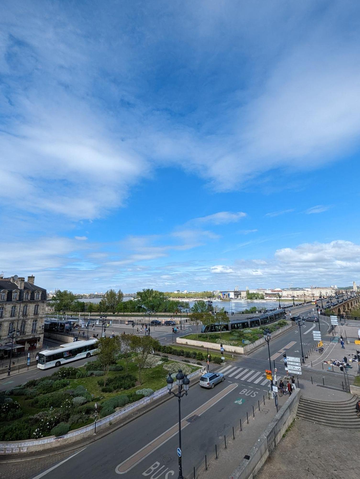 Appartement De Charme Sous Les Toits Avec Vue Sur La Garonne Bordeaux